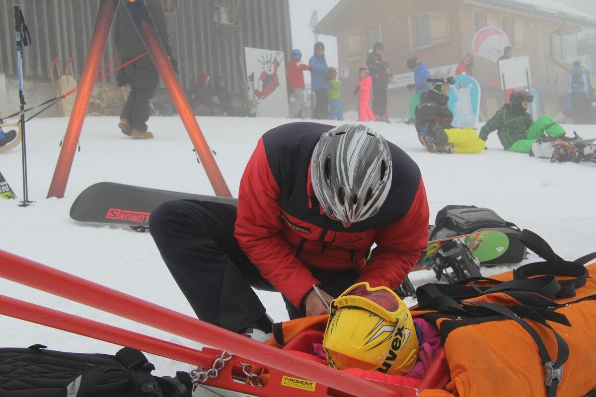 Die Alpinpolizei ermittelt nicht nur bei Unfällen, sondern unterstützt auch bei der Ersthilfe. VOL (Übungsszenario)