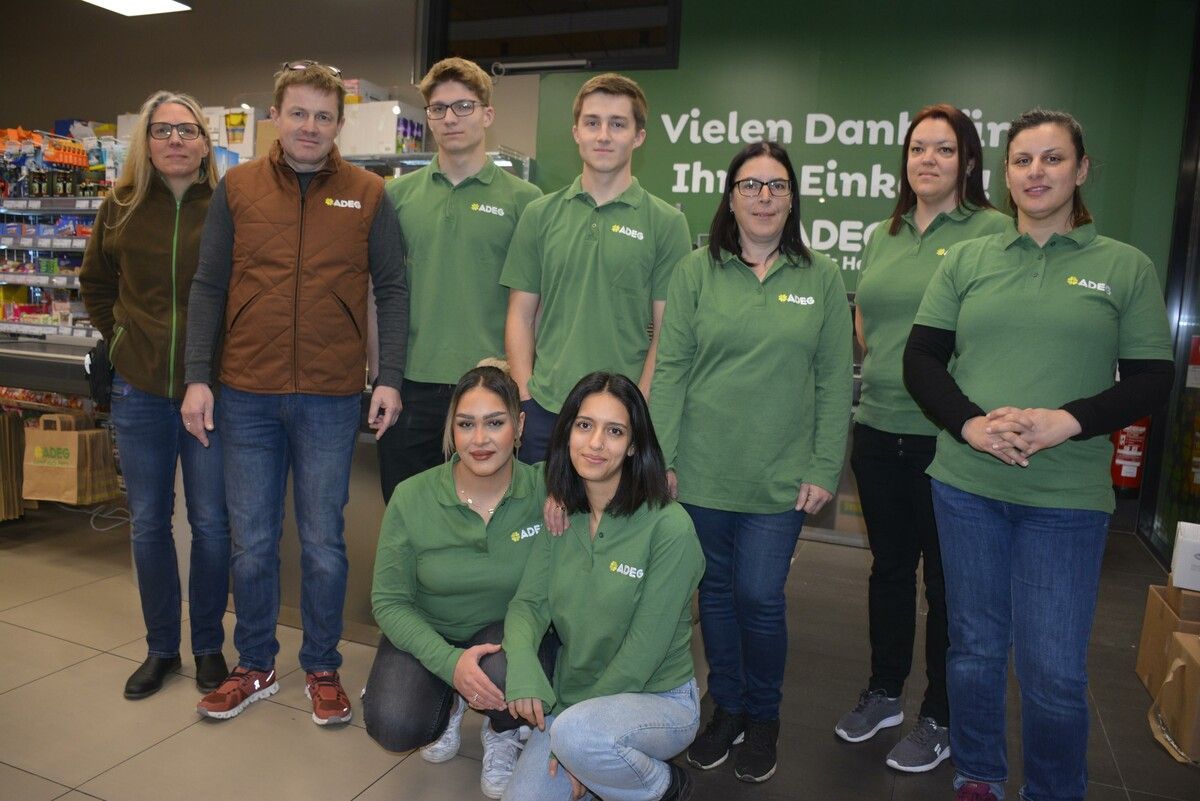 Die Belegschaft des neuen ADEG-Marktes in Levis.