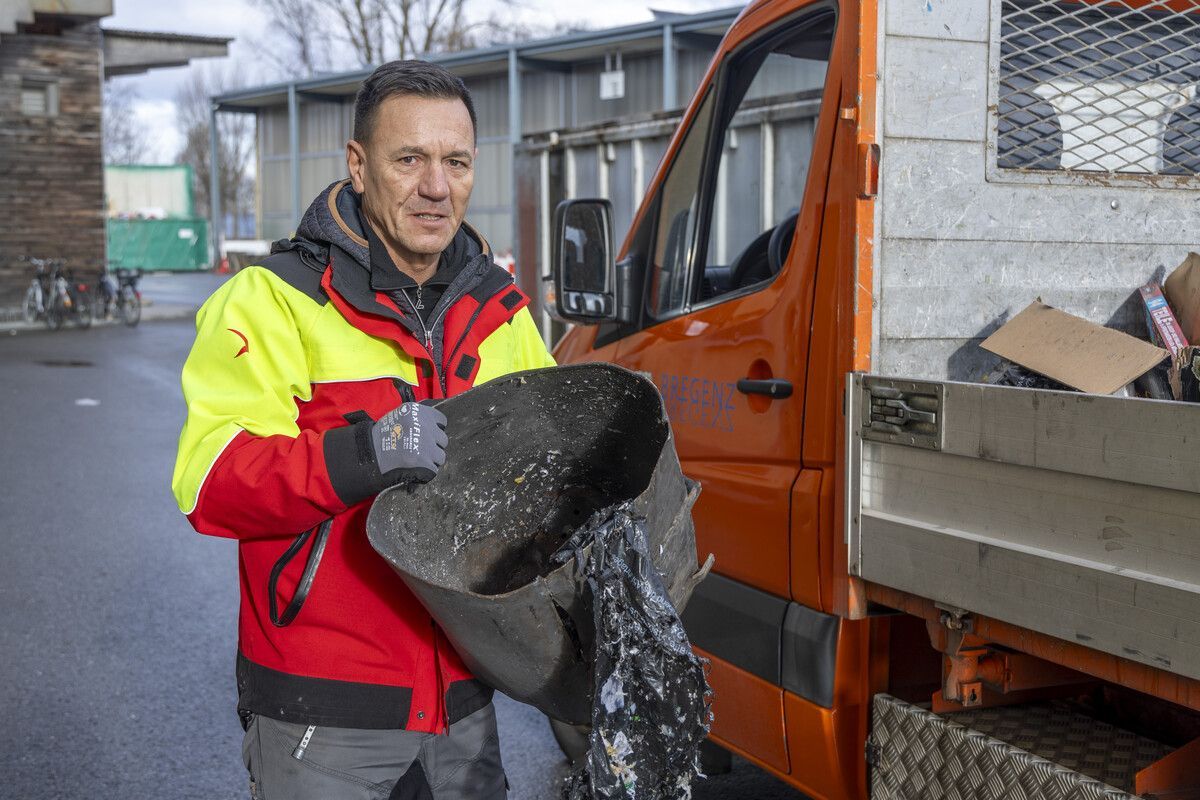 Die Blitzböller verformten starke Metall-Abfallkübel.