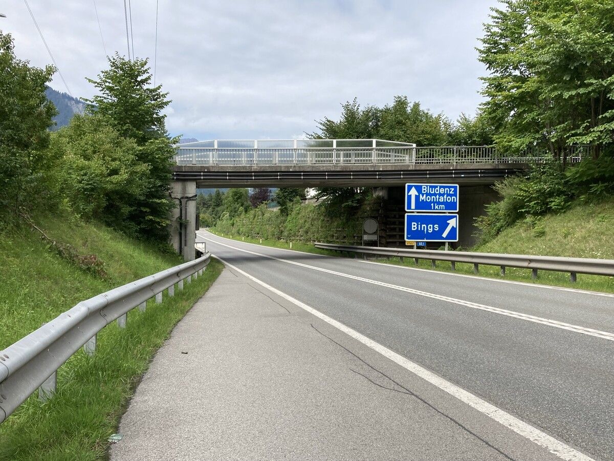 Die Brücke über die S 16 wird abgerissen. Die Fertigstellung der neuen Brücke ist im Sommer geplant. Asfinag