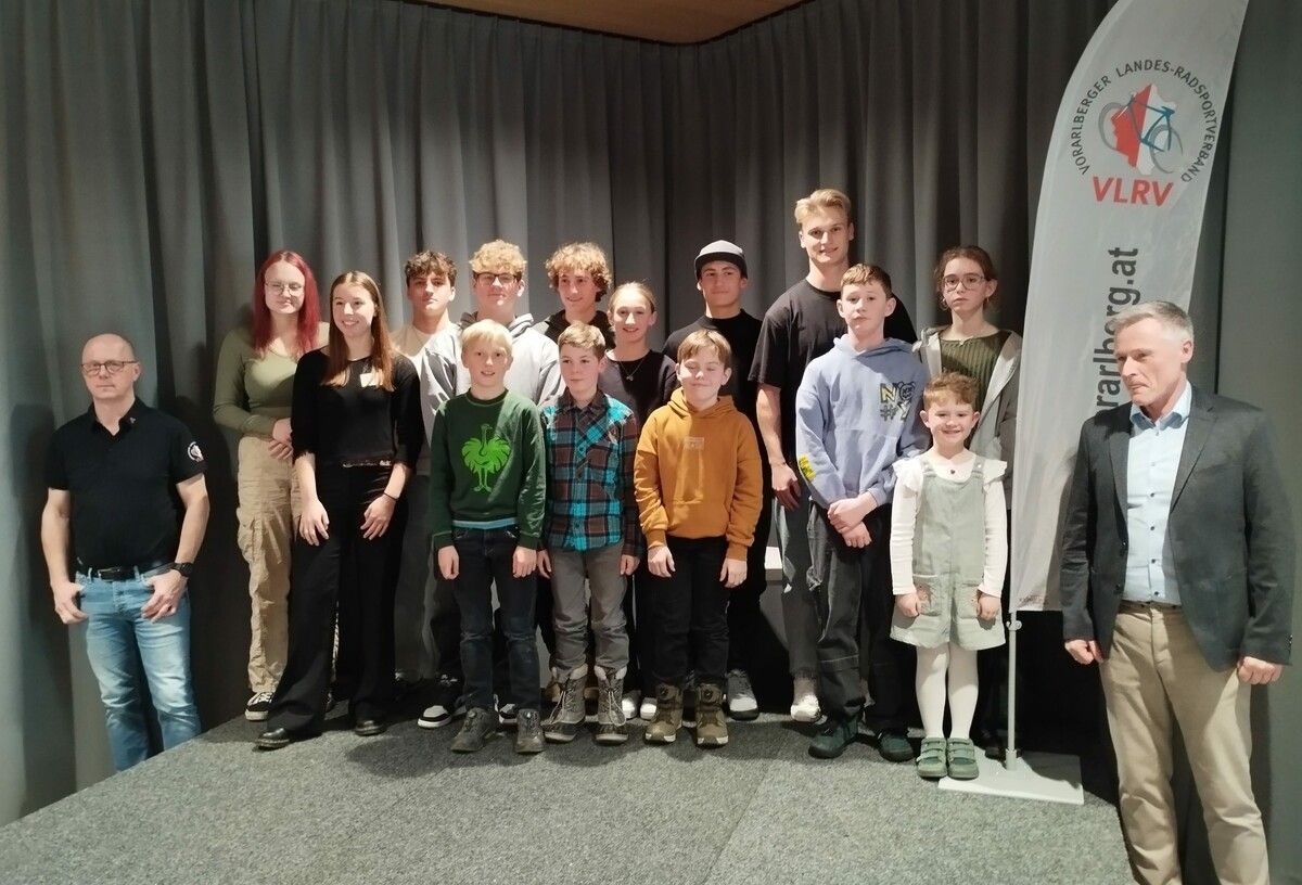 Die erfolgreichen BMX-Athleten mit dem Präsidenten und dem Spartenvorsitzenden.BMX-Club Bludenz