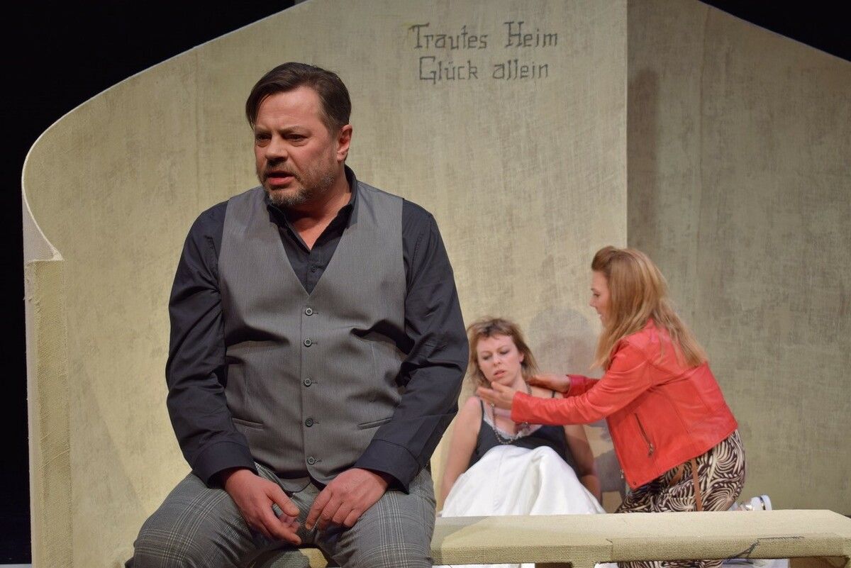 „Die Erwachsenen“: Ein gelungener Theaterabend dank der hervorragenden Schauspieler und Diwiaks Text. sabine lorenz