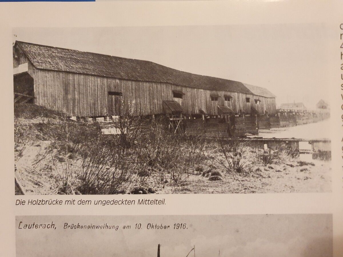 Die Fotografie zeigt die Holzbrücke mit ungedecktem Mittelteil. Chronik Lauterach (2)