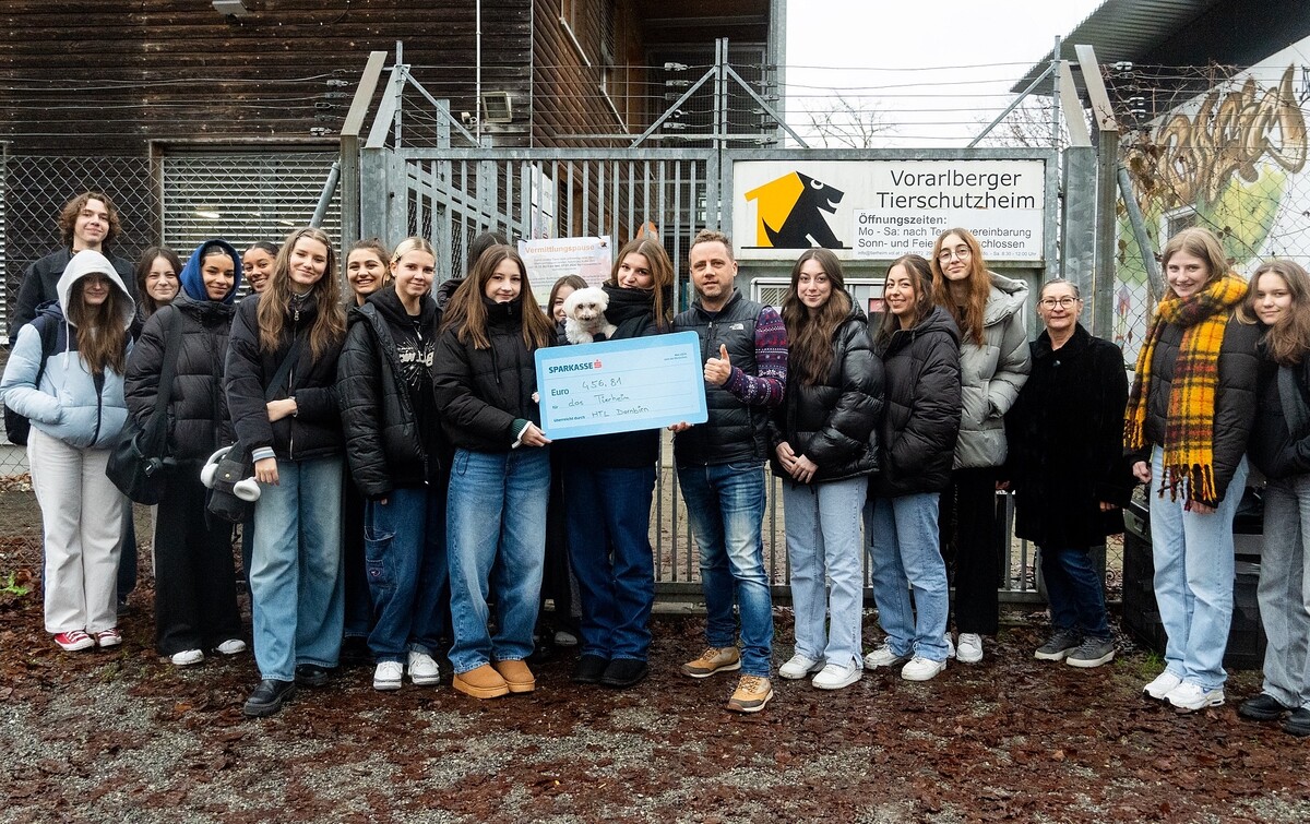 Die HTL-Schülerinnen und -Schüler übergaben den Spendenscheck und verschafften sich einen Überblick über die Arbeit im Tierheim.cth