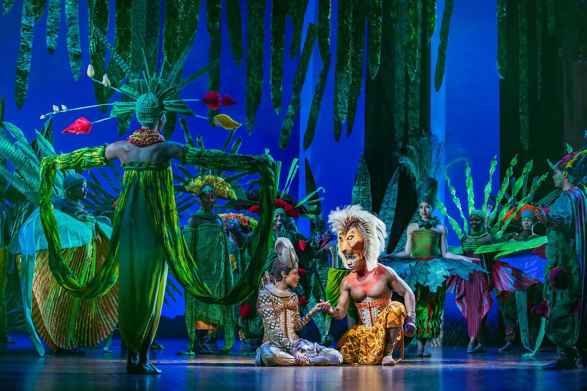 Die Inszenierung bringt Simbas Geschichte fantasievoll, lebendig und kraftvoll auf die Bühne. Disney