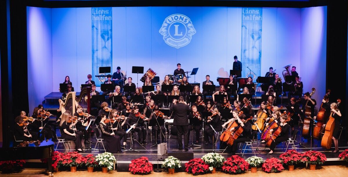 Die jungen Musikerinnen und Musiker des Orchesters zeigten eine beeindruckende musikalische Virtuosität, die weit über ihr jugendliches Alter hinausgeht. tonart Musikschule