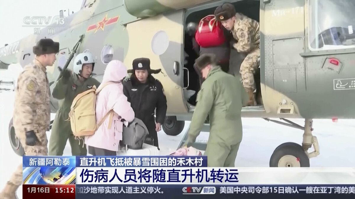 Die Menschen wurden mit Militärhubschraubern ausgeflogen. ap