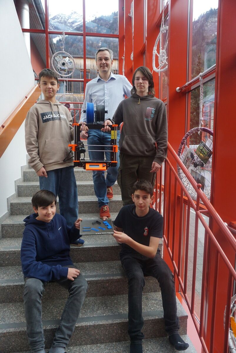 Die Mittelschüler freuen sich über den 3D-Drucker, den sie von Stefan Bitschnau erhalten haben. Schule