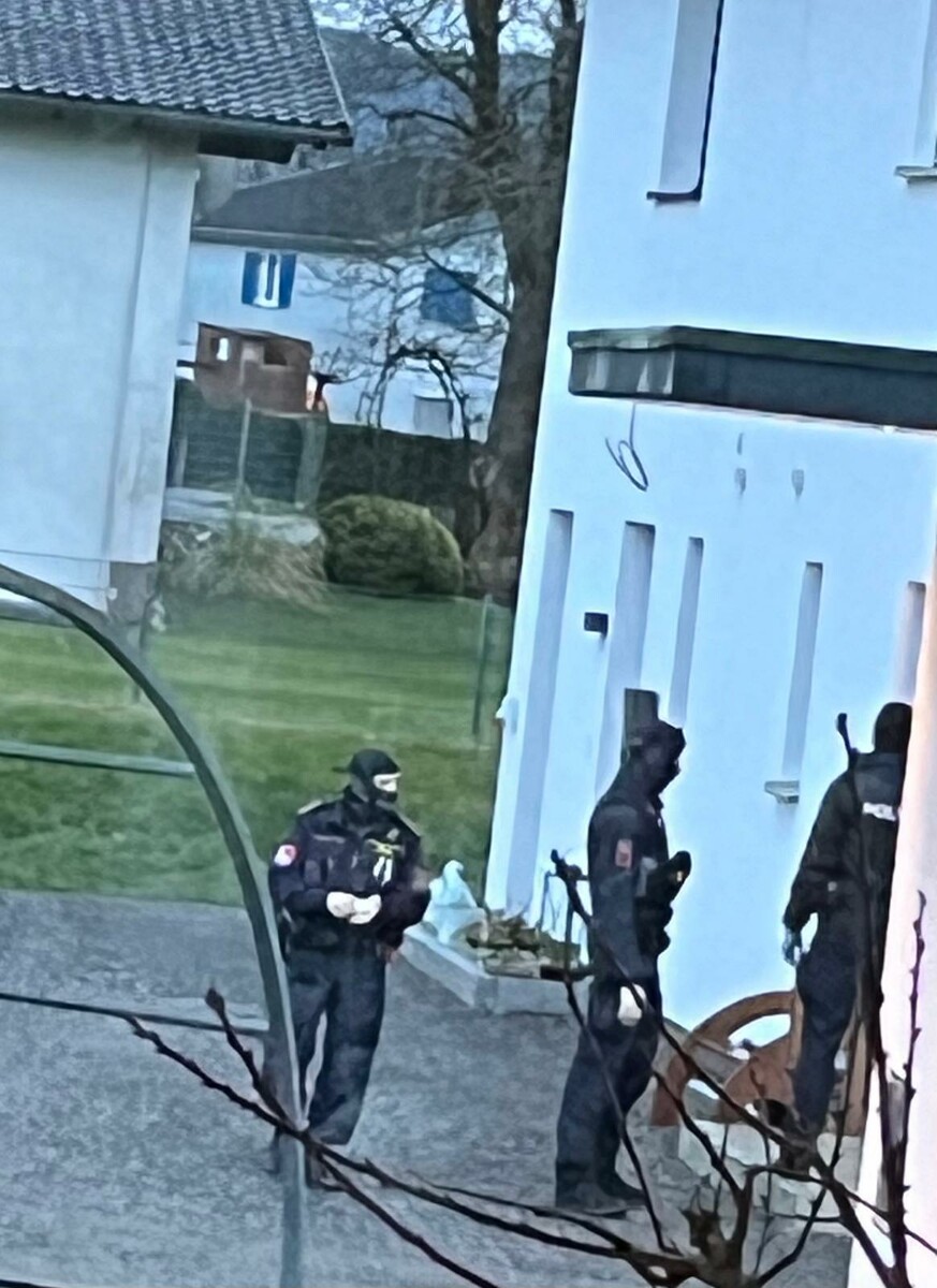 Die Razzia in Meiningen inmitten von Einfamilienhäusern.