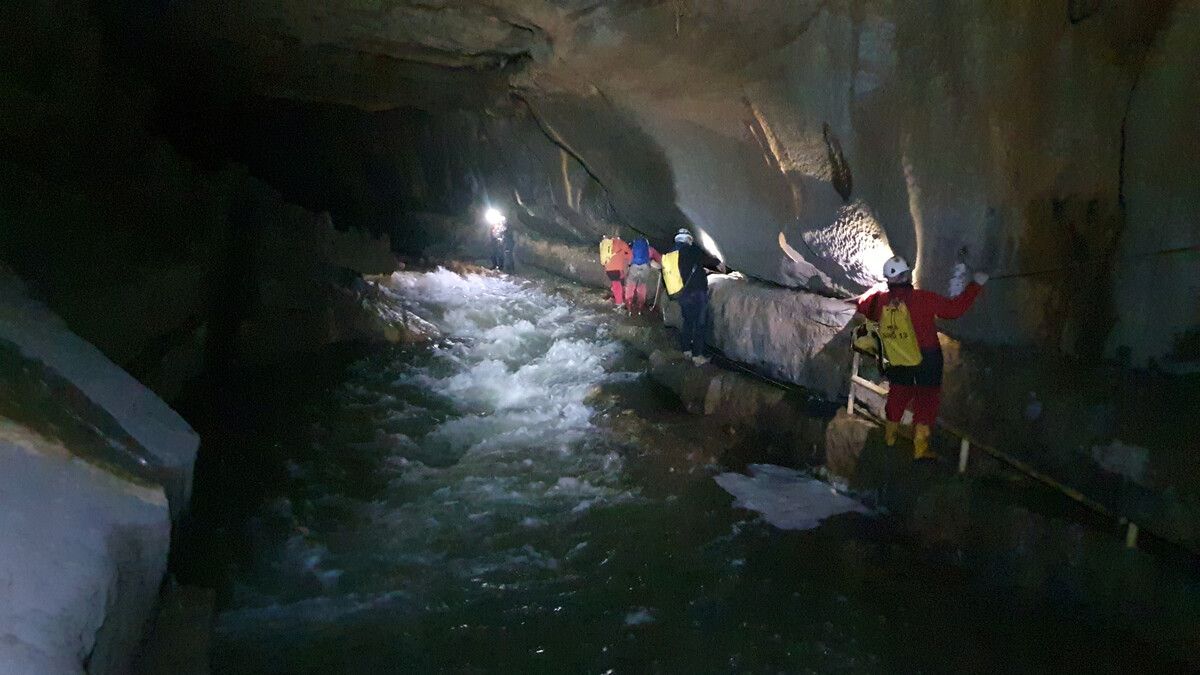 Die Retter mussten auf das Sinken des Wasserstandes warten, um die Wanderer per Boot aus der berühmten Kreuzhöhle zu holen. reuters