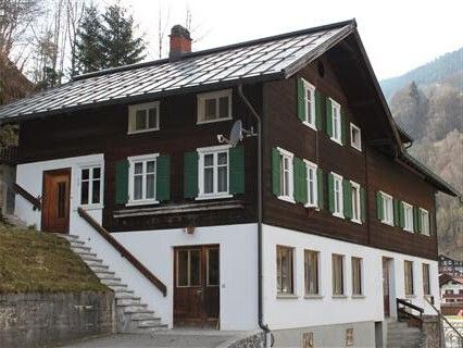 Die Traditionstischlerei Dönz in Silbertal hätte viele Aufträge, doch sind im Montafon keine Mitarbeiter zu finden. Fa