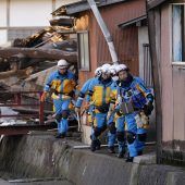 Frau nach vier ­Tagen aus Trümmern ­gerettet