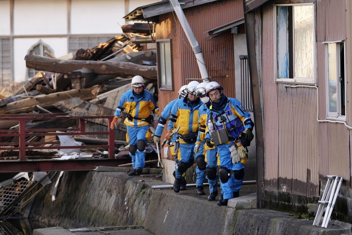 Die Zahl der Rettungskräfte zur Suche nach Überlebenden wurde aufgestockt. AP
