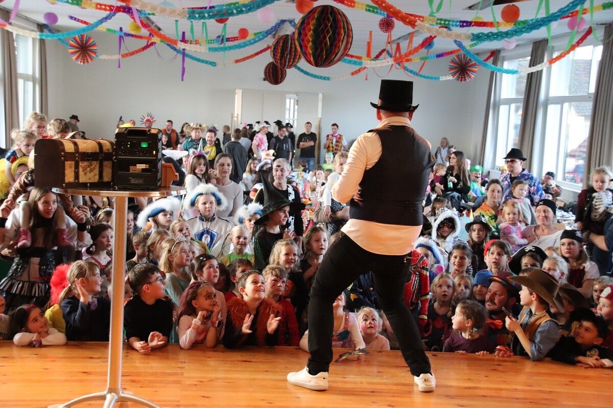 Die Zaubershow sorgte für viele staunende Kinderaugen im Gemeindesaal. wam (3)