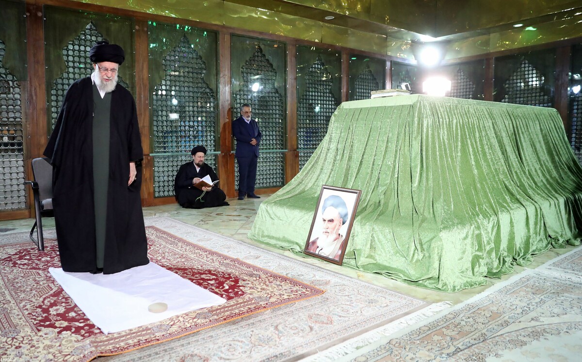 Dieses Bild zeigt Ayatollah Ali Khamenei beim Beten am Grab des verstorbenen Gründers der Islamischen ­Republik, Ayatollah Ruhollah Khomeini, in Teheran. AFP