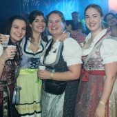 Schalmeien feierten in Dirndl und Pyjama