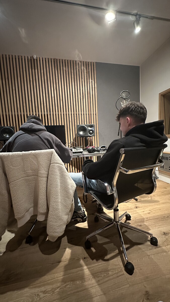 Drogu mit dem Produzenten Andreas. ZEITFANG/FABIAN KARNER (3)