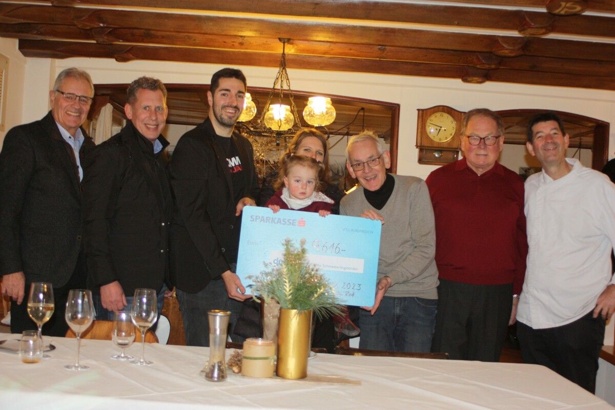 Edgar Mayer, Bernhard Heinzle, Familie Isele aus Bildstein, Quadro Ernst, Werner Benzer und Roland Vith vom Rankweiler Hof hocherfreut über die Spendensumme für Debra Austria. VN-TK (2)
