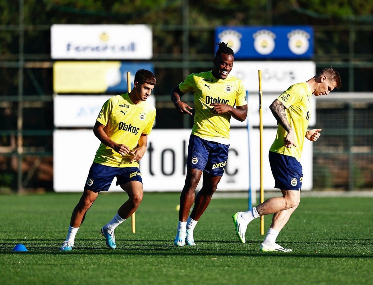 Efekan Karayazi (l.) beim Training mit Superstar Michy Batshuayi.privat