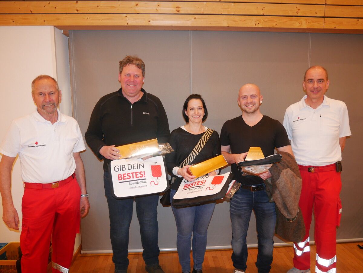 Ehrenkommandant Norbert Rücker, Clemens Schuler (Spender Nummer 201), Jasmine Fenkart (200), Johann Wiebe (199) und Kommandant Thomas Maierhofer. Rotes Kreuz