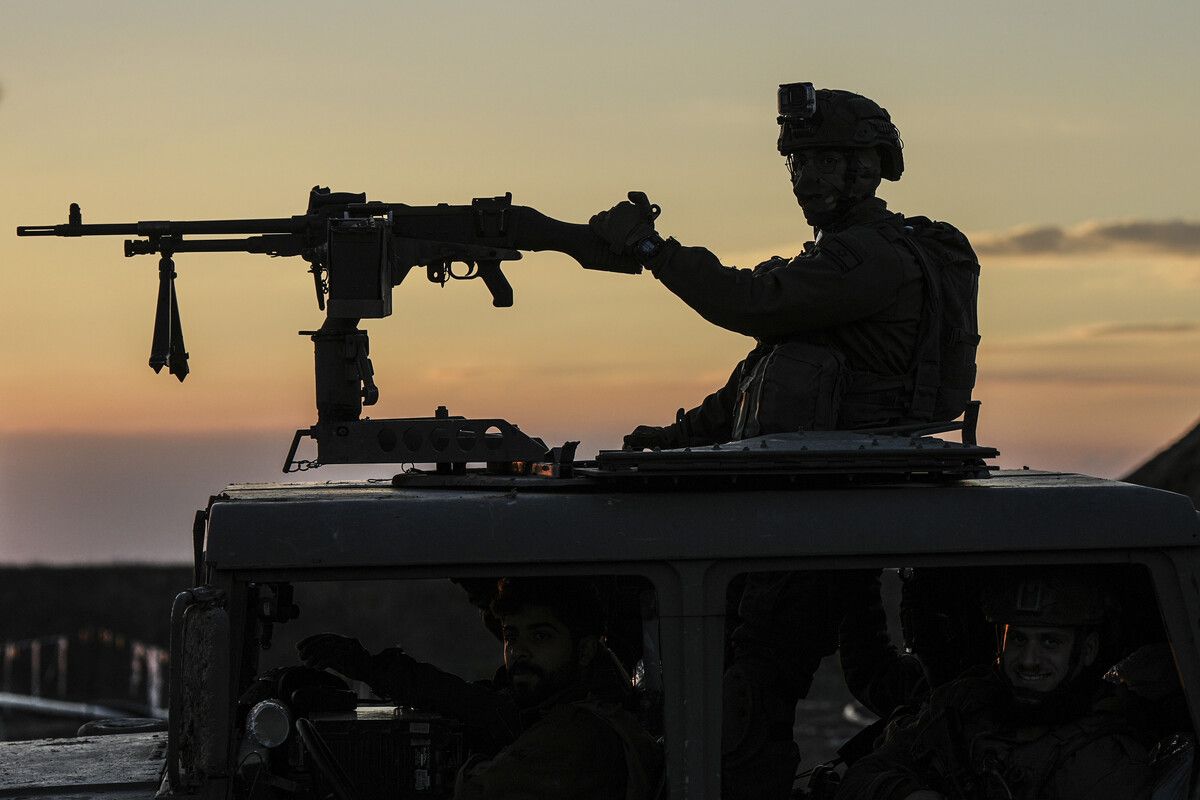 Ein israelischer Soldat geht am Montagabend an der Grenze zum Gazastreifen im Süden Israels in Stellung. AP Photo/Tsafrir Abayov