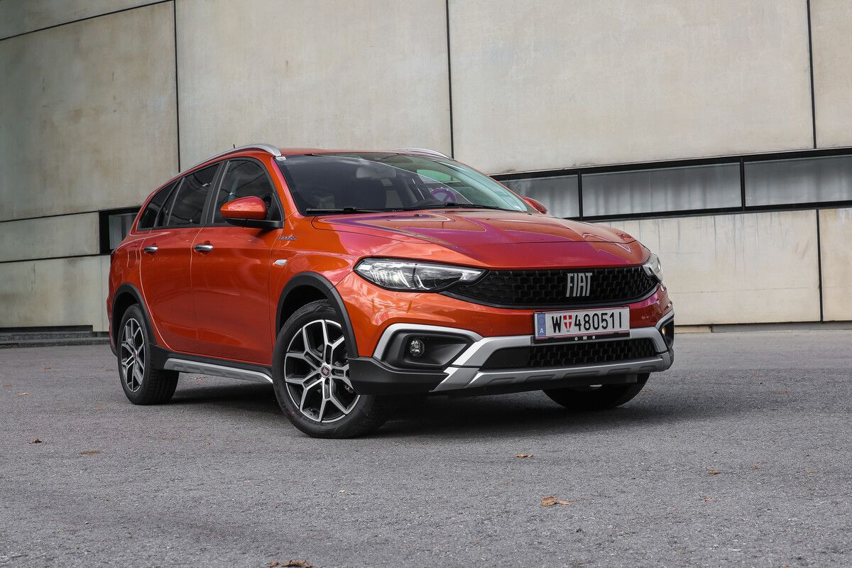 Ein Kompakt-Kombi in angenehmer Auffälligkeit: In „Pepper Orange“ bekennt der Fiat Tipo Cross tatsächlich Farbe.vn/steurer