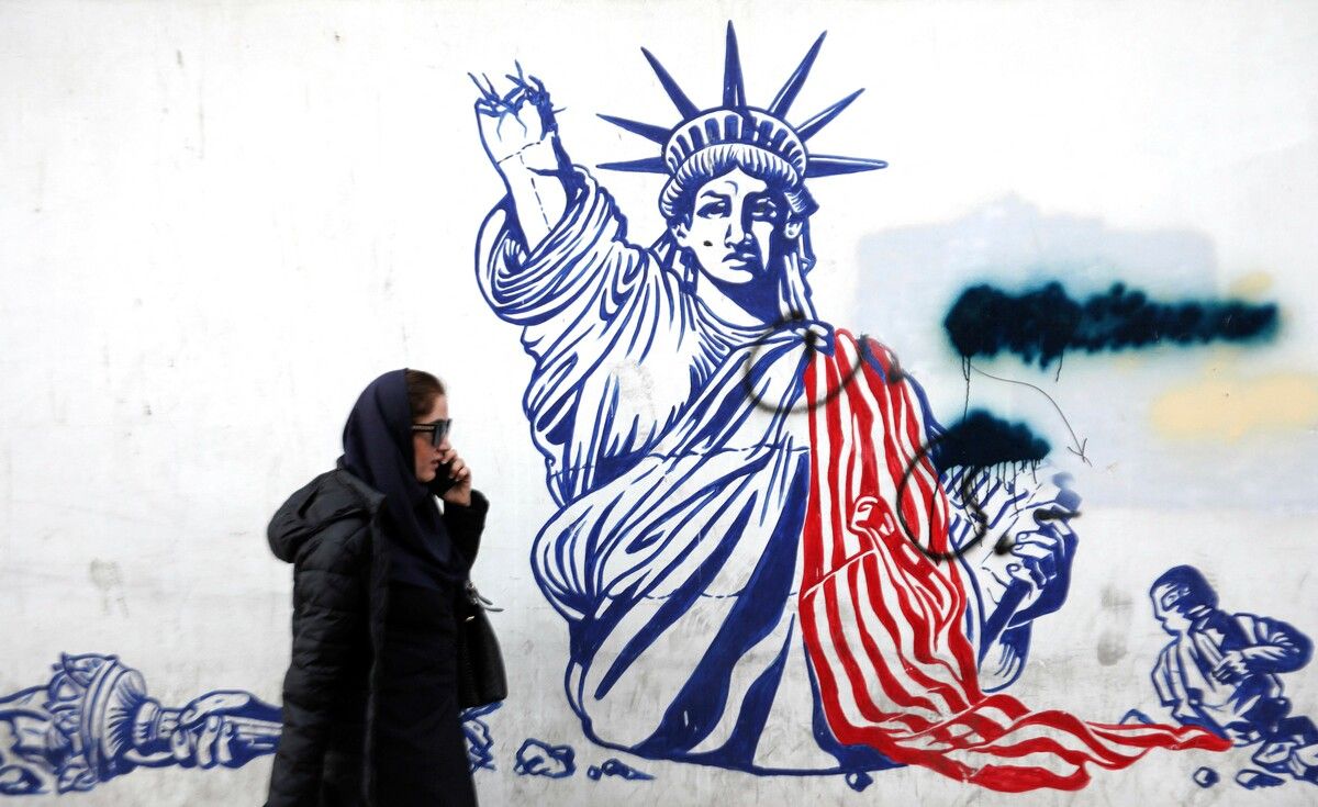 Eine Frau geht an einem Anti-US-Graffiti vor dem Gebäude vorbei, in dem sich früher die US-Botschaft in Teheran im Iran befand. AFP