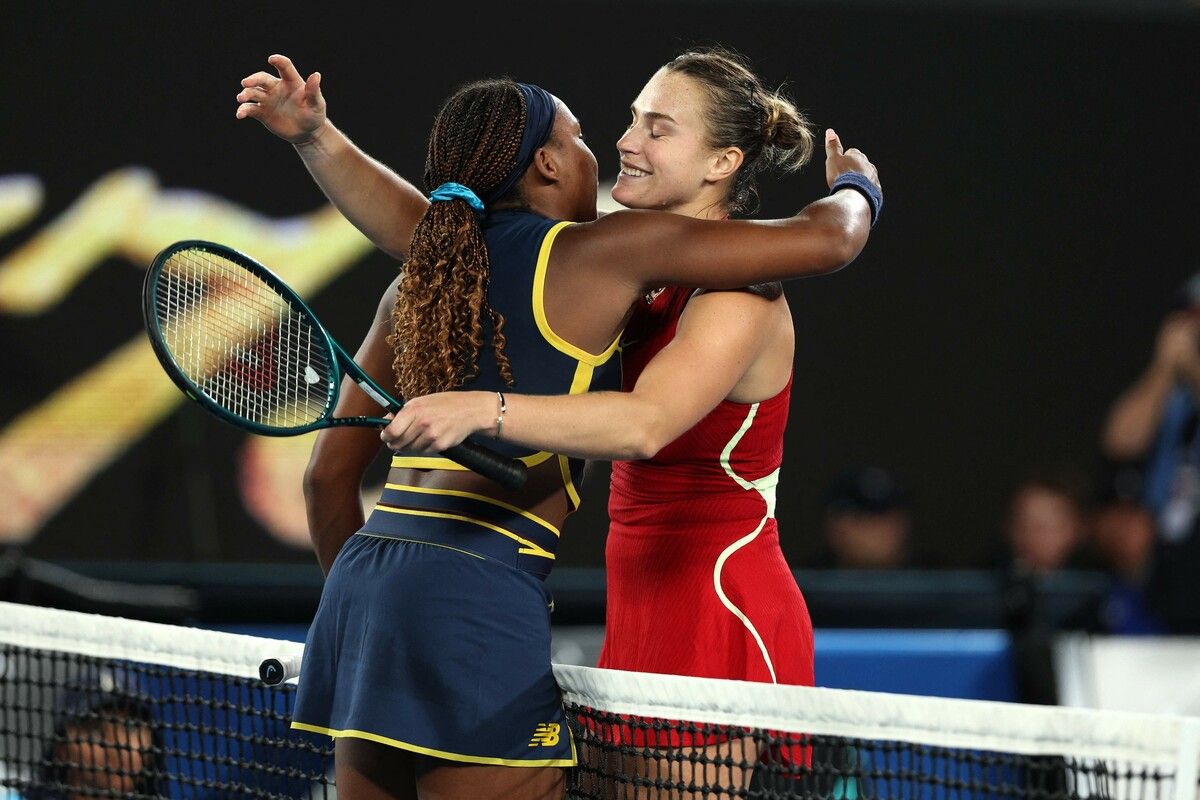 Eine herzliche Umarmung von Coco Gauff für Siegerin Aryna Sabalenka.Apa
