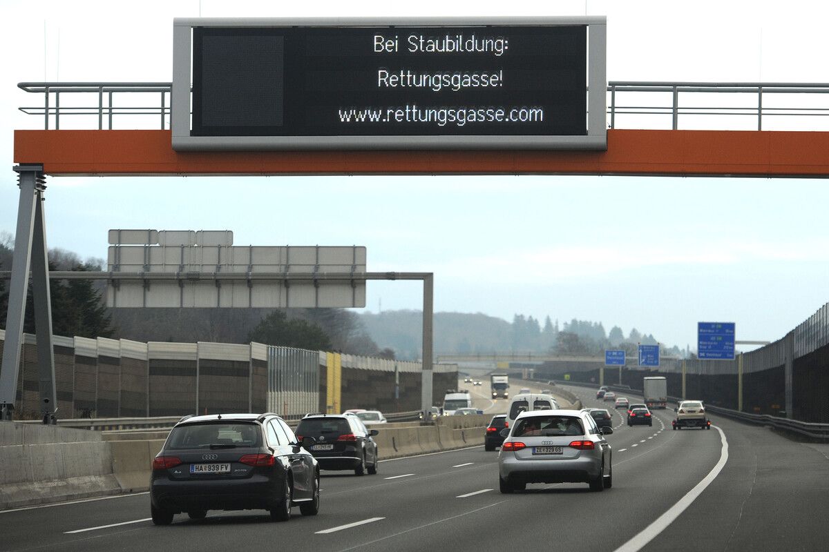Eine Verkehrsbeeinflussungsanlage zeigt alles von Warnungen bis Tempolimits an und soll den Verkehr vor allem flüssig halten. APA