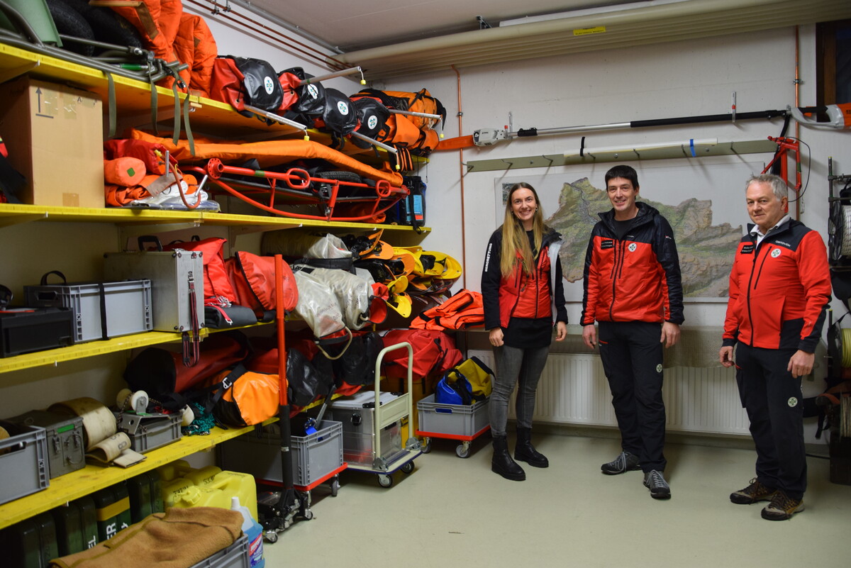Elisa Schuchter, Rupert Pfefferkorn und Stefan Dönz im beengten Materiallager.