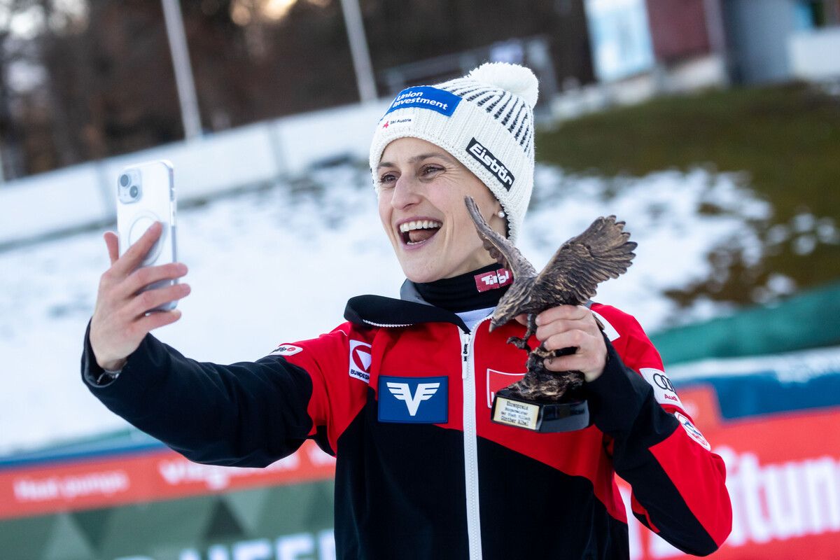 Eva Pinkelnig feierte nach ihrem zweiten Platz ausgelassen mit dem Villacher Adler.Gepa