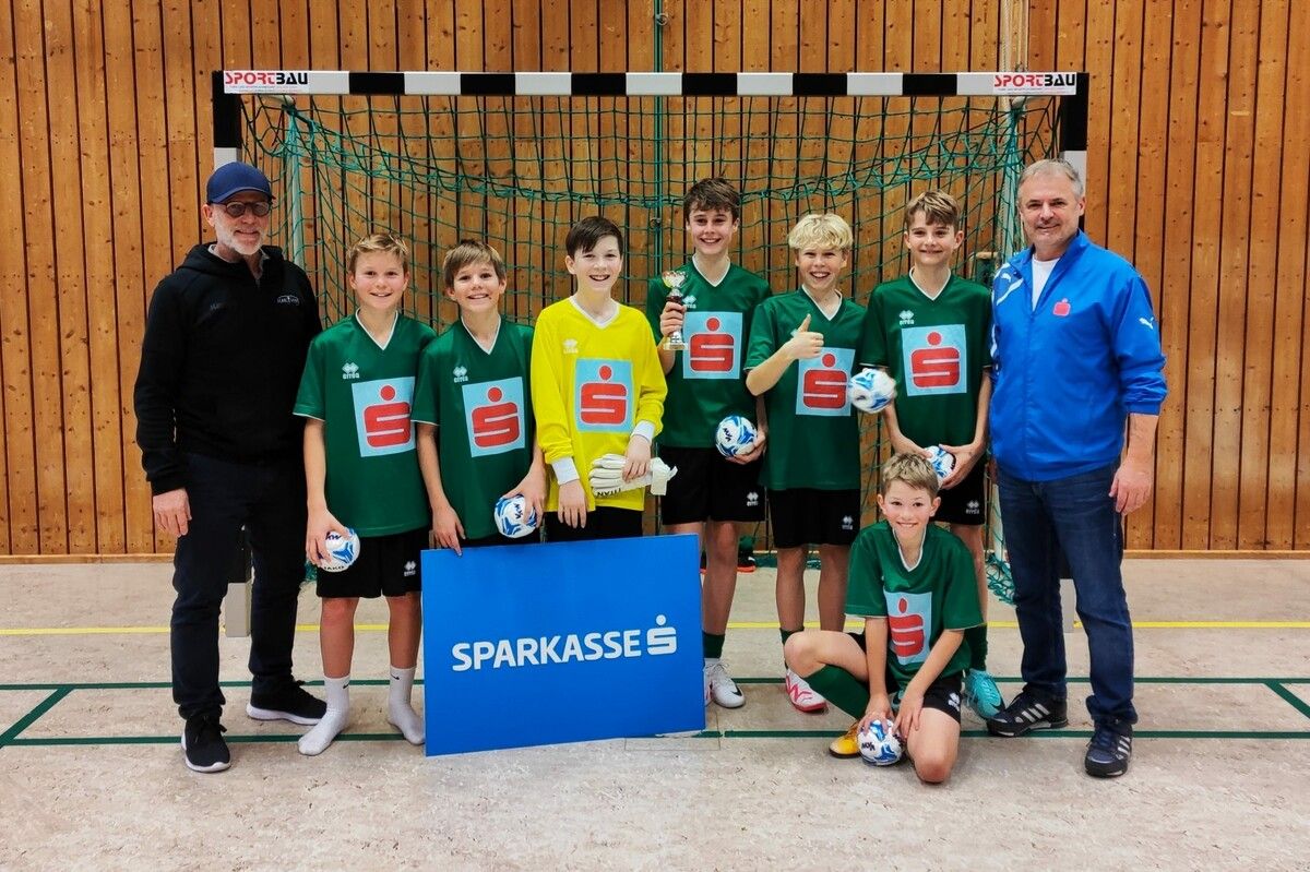 Fachinspektor Conny Berchtold (l.) gratulierte dem Team der Mittelschule Egg zum Bregenzerwälder Hallenmeistertitel. NAM
