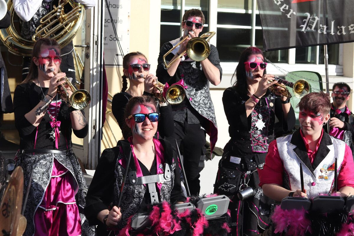 Farbenfroh und lautstark läuten die Musikgruppen in Hohenems die Faschingszeit ein.Veranstalter