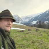 Jäger Oliver Scherer ganz baff: Wolf von Zug angefahren. »A8