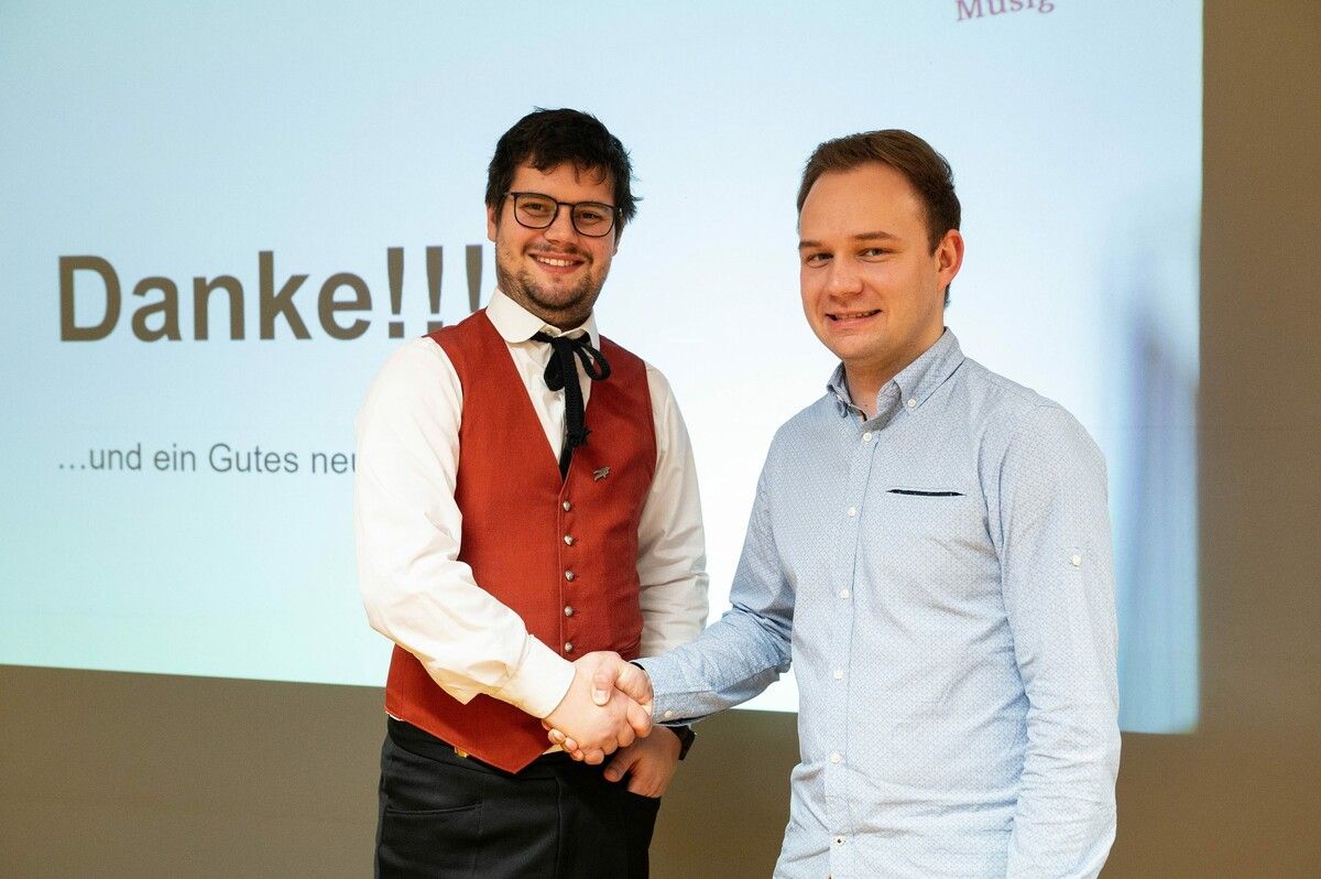 Florian Bohle übergab kürzlich das Amt als Obmann der Hatler Musig an seinen Nachfolger Johannes Rüf (r.) Verein