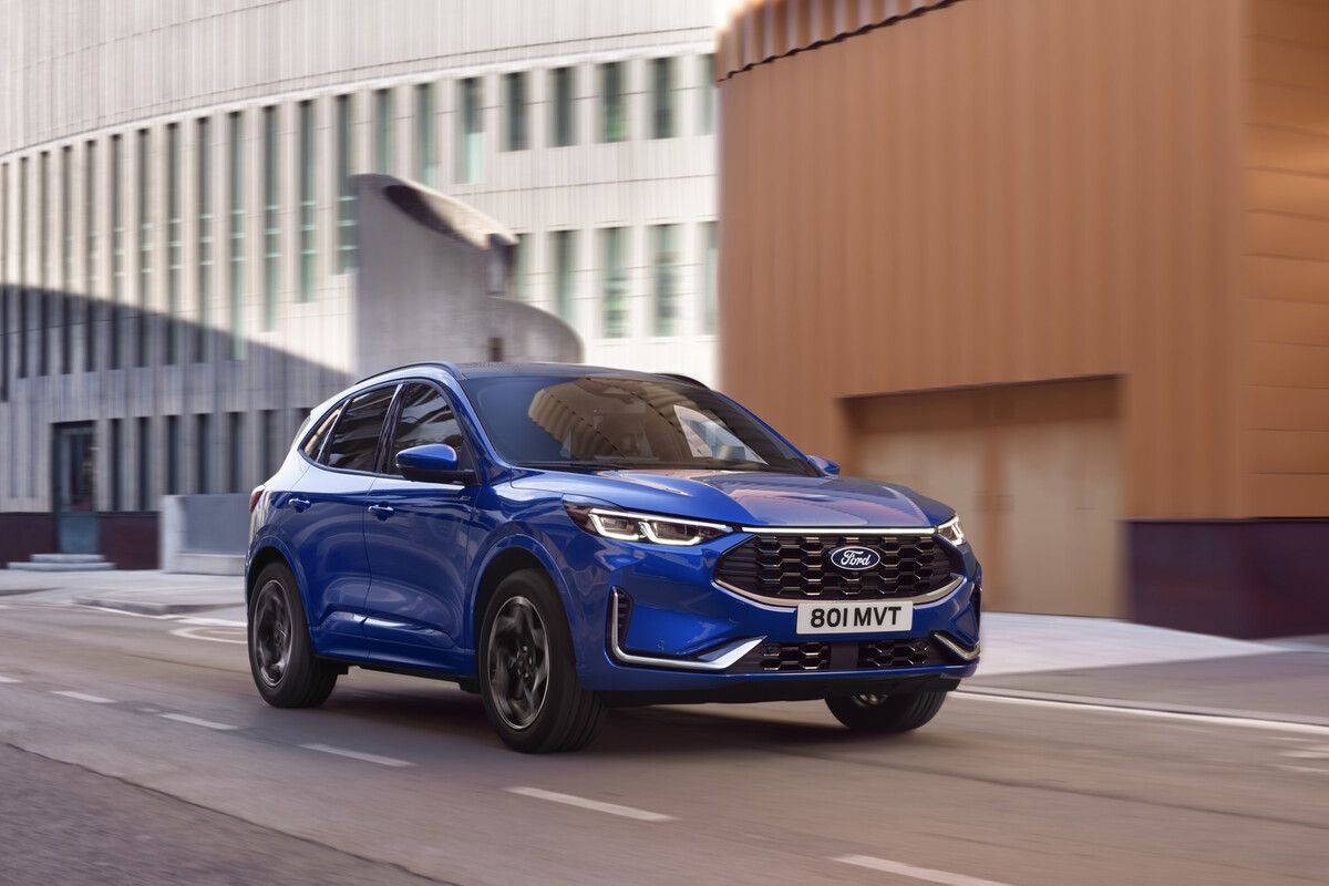 Ford verpasst der 2020 in dritter Generation eingeführten SUV-Reihe Kuga bis im Sommer eine Modellpflege. Äußere Modifikationen finden sich vor allem im vorderen Bereich. Der in Wagenfarbe lackierte Bereich zwischen Motorhaube und Kühlergrill entfällt. Zwischen dem Kühlergrill und der verlängerten Motorhaube wurde stattdessen eine Lichtleiste eingelassen. Der optisch modifizierte Kühlergrill ist nun zweiteilig. Der neue Kuga kommt zudem mit modernisiertem Infotainment vorgefahren. Den Fünftürer gibt es wie zuvor mit mehr oder weniger stark elektrifizierten Benzinantrieben.