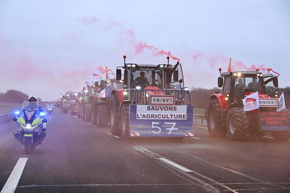 Französische Landwirte werden von einem Polizei-Motorrad eskortiert, während sie die Autobahn A4 in der Nähe von Jossigny östlich von Paris blockieren. AFP