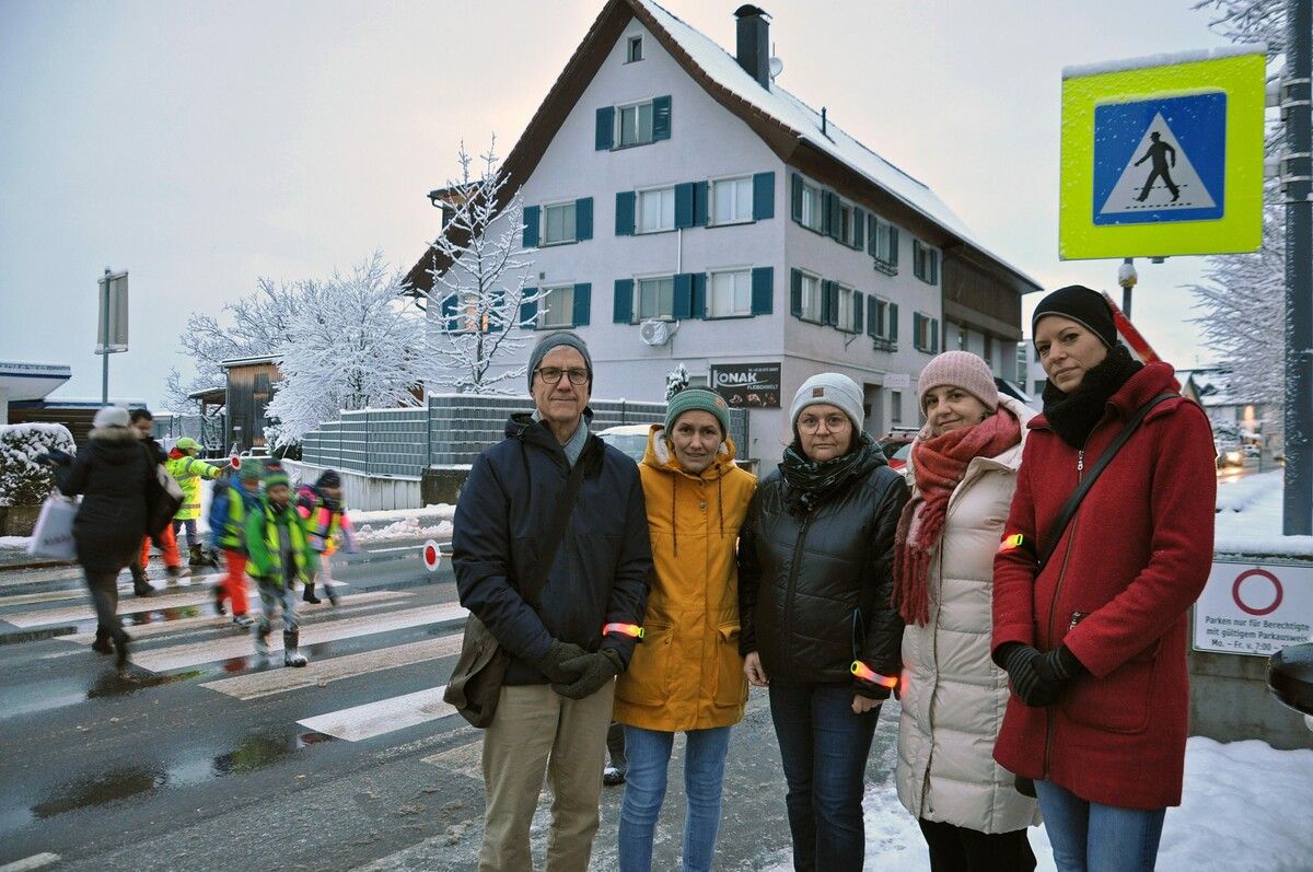Gemeinsam für mehr Sicherheit im Verkehr: Harald Geiger (Bürgerinitiative), Birthe Bittner (Elternverein), Direktorin und Lehrerinnen der VS Haselstauden. lcf (3)