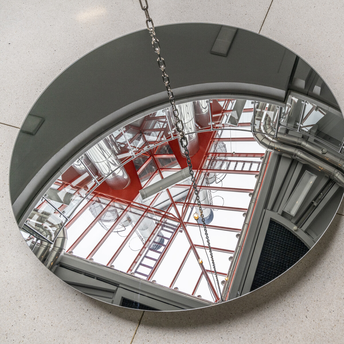 Gerold Tagwerker nennt seine Installation „mirror.disc_after(the party)“.