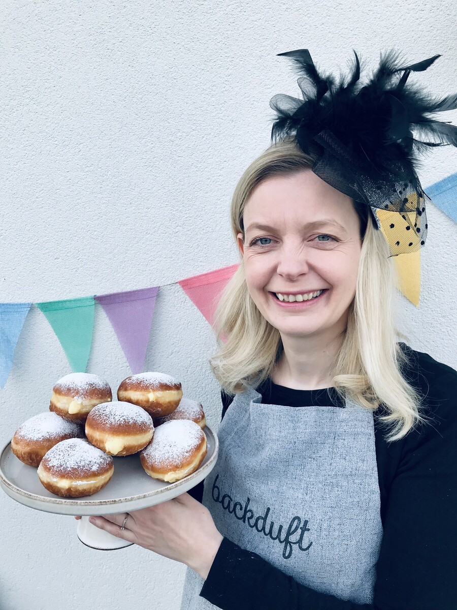 Goldbraune Krapfen, fertig zum Genießen. afb