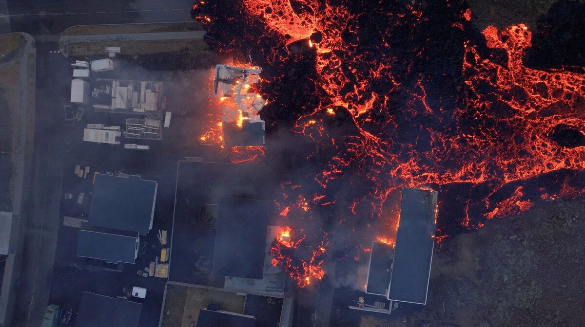 Häuser in Grindavik wurden von glühender Lava in Brand gesteckt. reuters