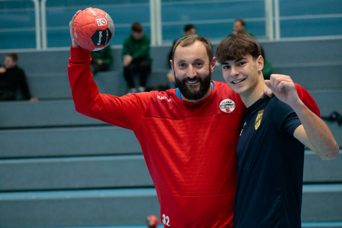 Hard-Keeper Golub Doknic mit Austria-Lustenau-Torhüter Simon Nesler-Täubl.Hartinger