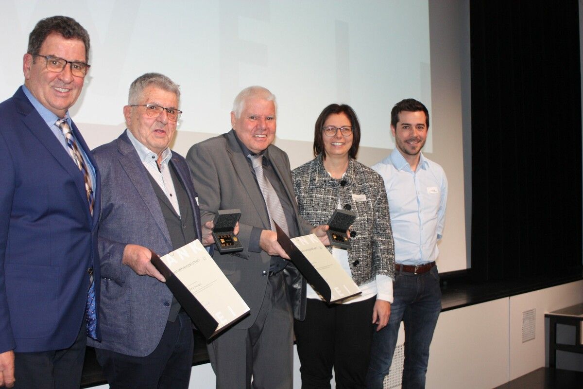Helmut Jenny, Martin Bischnau, Arno Huber, Katharina Wöß-Krall und Andreas Wally übergaben an Bitschnau und Huber das Goldene Vereinsehrenzeichen der Marktgemeinde Rankweil. VN-TK (3)
