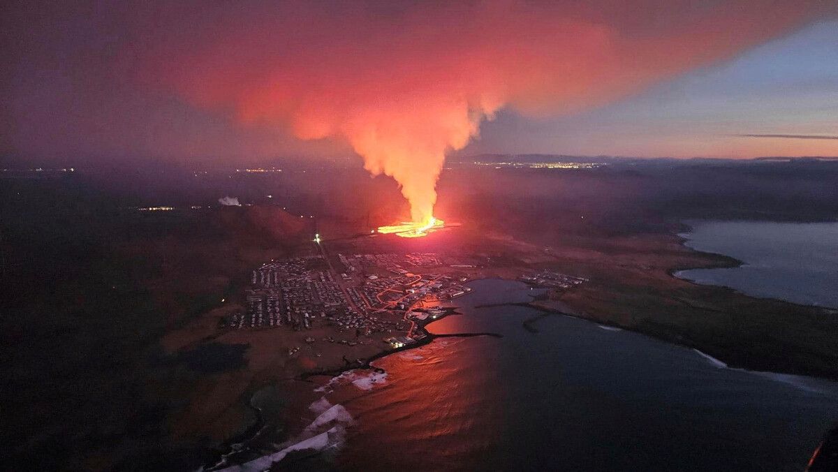Immer mehr glühende Lava fließt in Richtung Grindavik. ap