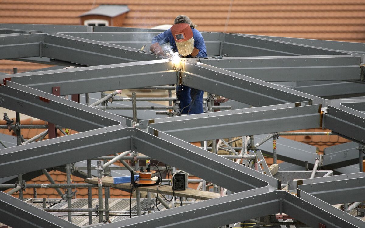 In der Metalltechnischen Industrie hat sich die Auftragslage weiter verschlechtert. Nun kommt die Beschäftigungsklausel zum Einsatz. AP