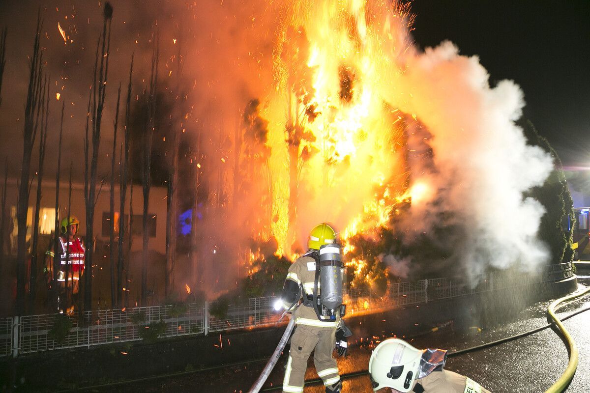 In der Wüstenrotgasse in Rankweil stand eine Hecke in Vollbrand. MATHIS