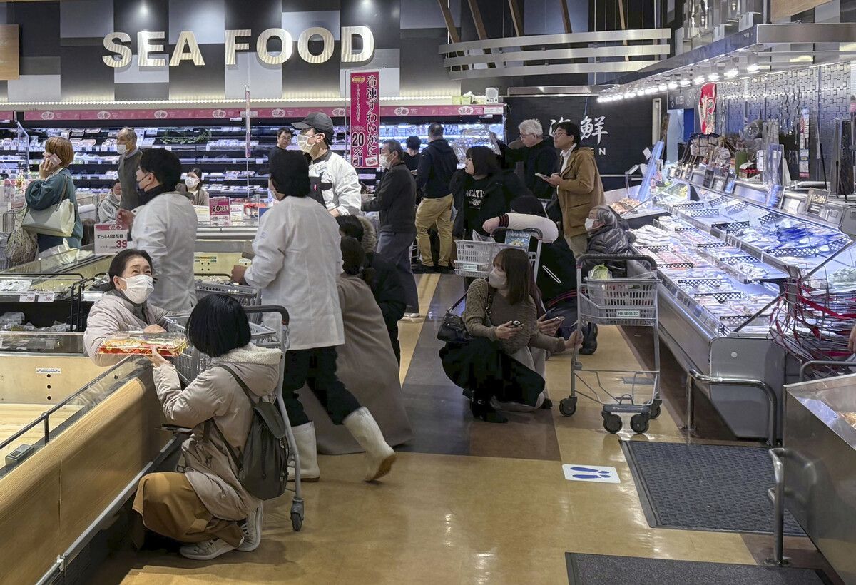 In einem japanischen Supermarkt brach durch das Beben Panik aus. ap