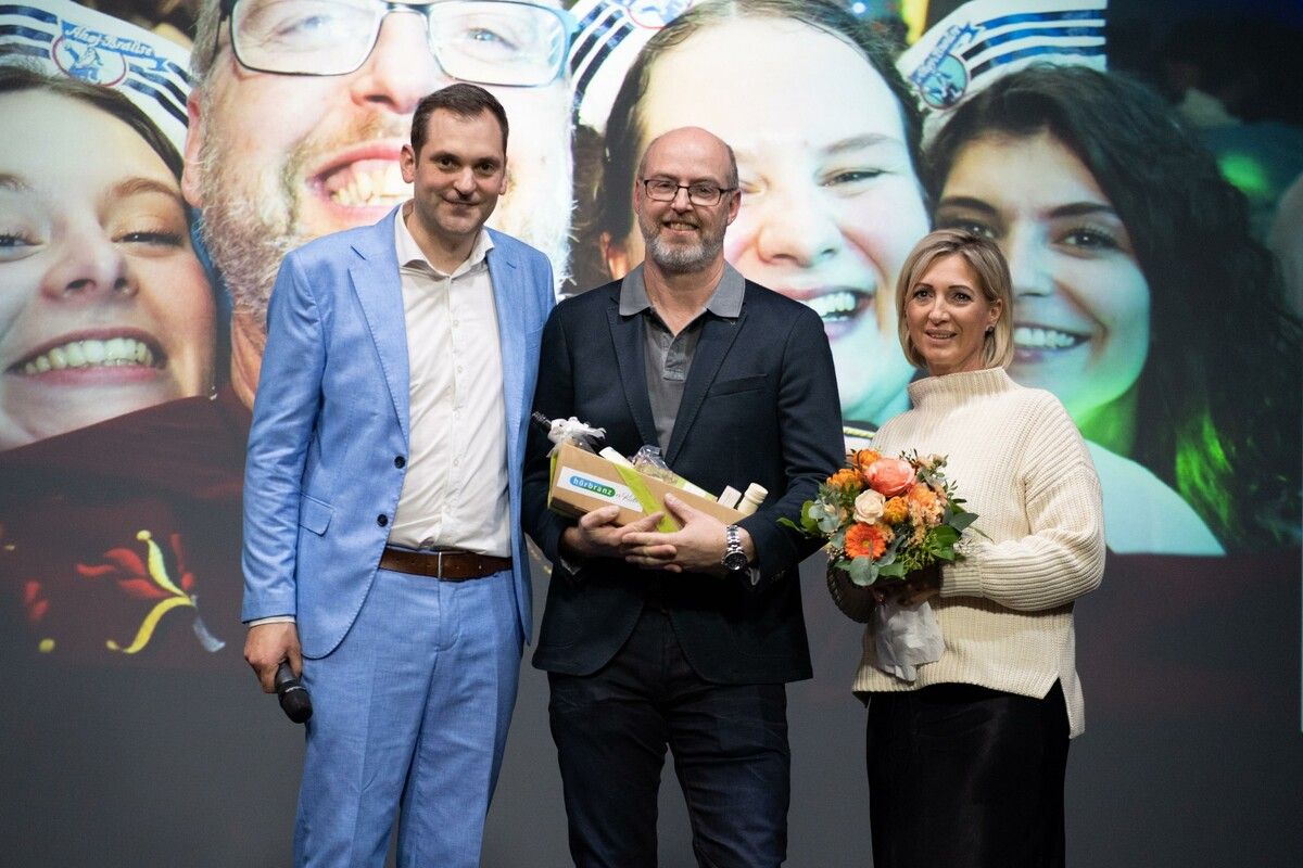 In Wort und Bild dokumentiert Christian Fetz (Mitte) – im Bild mit Gattin Ute – das Gemeindeleben.