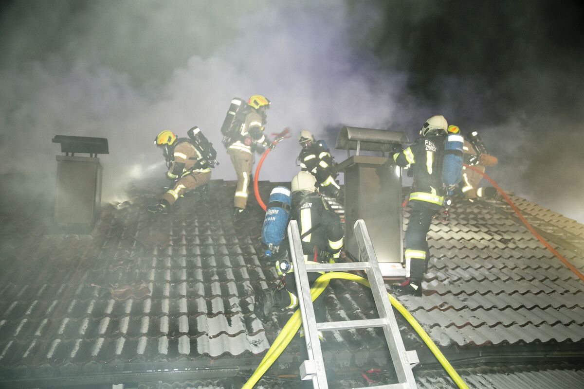 Insgesamt 110 Feuerwehrleute brachten den Brand rasch unter Kontrolle.Dietmar Mathis