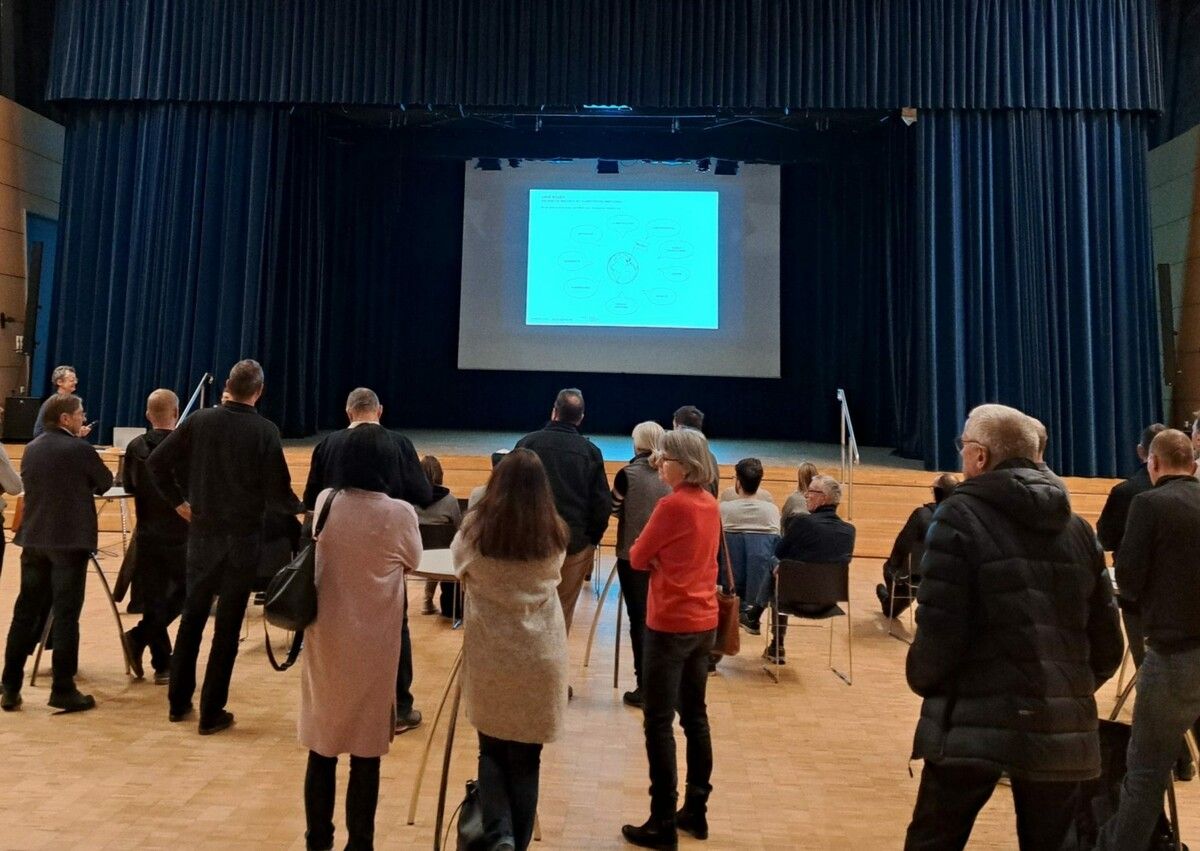 Interessiert verfolgten einige Bürger die informative Abschlusspräsentation der Zentrumsplanung. Gemeinde Mäder
